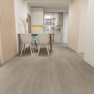 Titan Klikkvinyl Romsdal lagt i et stort, lyst rom. Gulvet har et naturlig treutseende med brede planker i en varm, lys beige nyanse som gir et autentisk preg.