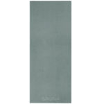 Et rektangulært saunahåndkle i en dempet, grønnblå nyanse kalt Mystic Green. Nederst på håndkleet er ordet 'SAUNA' diskret innvevd i selve stoffet i en matchende farge.