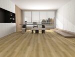 Titan Klikkvinyl Setesdal lagt i et stort, lyst rom. Gulvet har et naturlig treutseende med brede planker i en varm, lys beige nyanse som gir et autentisk preg.
