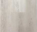 Titan Klikkvinyl Sirdal lagt i et stort, lyst rom. Gulvet har et naturlig treutseende med brede planker i en varm, lys beige nyanse som gir et autentisk preg.Sirdal