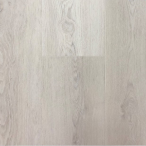 Titan Klikkvinyl Sirdal lagt i et stort, lyst rom. Gulvet har et naturlig treutseende med brede planker i en varm, lys beige nyanse som gir et autentisk preg.Sirdal
