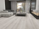 Titan klikkvinyl har en slitesterk overflate med naturtro mønster av lyst treverk og integrert korkunderlag