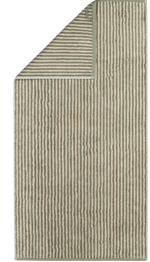 Cawö Two-Tone Stripe-håndkle i fargen Field. Håndkleet har smale, vertikale striper i en olivengrønn nyanse og off-white.