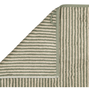 Cawö Two-Tone Stripe-håndkle i fargen Field. Håndkleet har smale, vertikale striper i en olivengrønn nyanse og off-white.
