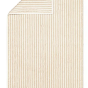Cawö Two-Tone Stripe-håndkle i fargen Natur. Håndkleet har smale, vertikale striper i en varm beige nyanse og off-white.