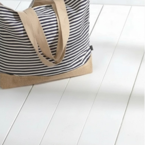 Stor strandveske i canvas med klassiske marineblå og hvite striper, naturfarget bunn i flettet jute og solide skulderremmer.