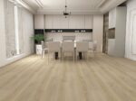 Titan Sunndal Klikkvinyl lagt i et stort, lyst rom. Gulvet har et naturlig treutseende med brede planker i en varm, lys beige nyanse som gir et autentisk preg.