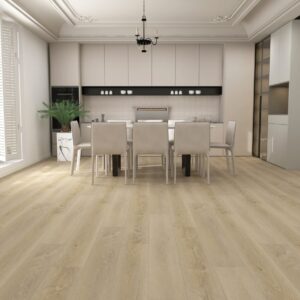 Titan Sunndal Klikkvinyl lagt i et stort, lyst rom. Gulvet har et naturlig treutseende med brede planker i en varm, lys beige nyanse som gir et autentisk preg.