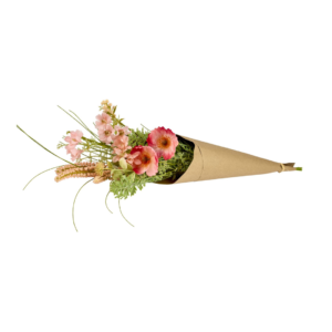 Rosa og ferskenfarget markblomstbukett i silke, innpakket i brunt papir.