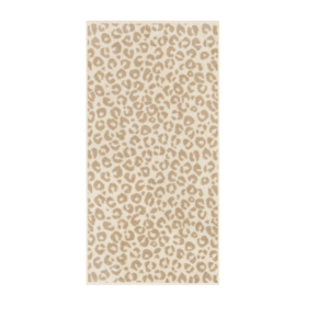 Et håndkle med beige og kremfarget leopardmønster over hele flaten.