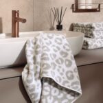 Et håndkle med leopardmønster over hele flaten.