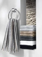 Stripete håndkle fra Cawö Lifestyle i nøytrale toner med vertikale striper i grått, beige, brunt og sort.