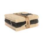 Tre vaskekluter fra Cawø.To er beige med teksten 'You' og 'Me' i mørkegrått, og den midterste er koksgrå med et hvitt hjerte. Myk bomullsfrotté.