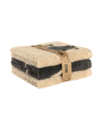 Tre vaskekluter fra Cawø.To er beige med teksten 'You' og 'Me' i mørkegrått, og den midterste er koksgrå med et hvitt hjerte. Myk bomullsfrotté.