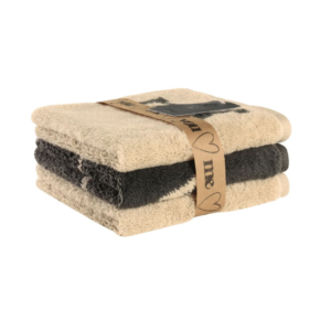 Tre vaskekluter fra Cawø.To er beige med teksten 'You' og 'Me' i mørkegrått, og den midterste er koksgrå med et hvitt hjerte. Myk bomullsfrotté.