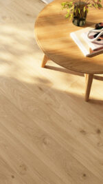 Hudson Oak Light Brown har et vakkert, rustikt eikemønster. Iconik T‑Extra er et vinylgulv på rull som kombinerer slitestyrke med enkel rengjøring.