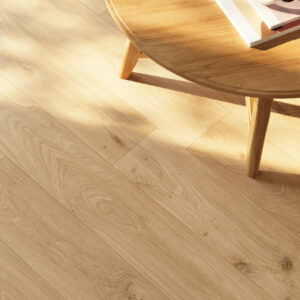 Hudson Oak Light Brown har et vakkert, rustikt eikemønster. Iconik T‑Extra er et vinylgulv på rull som kombinerer slitestyrke med enkel rengjøring.