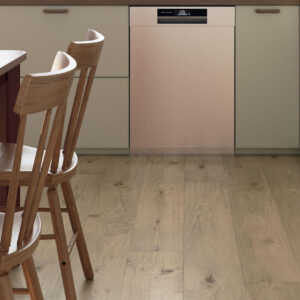 Nordic Oak Weathered har et eikemønster i en vakker gråbrun nyanse. Med Iconik T‑Extra får du et slitesterkt vinylgulv på rull som er lett å holde rent