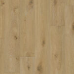 Nordic Oak Dark Natural har et eikemønster med synlige kvister. Med Iconik T‑Extra får du et slitesterkt vinylgulv på rull som er lett å holde rent.