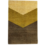 Moderne løper fra Lone Tepper med et geometrisk chevron-mønster i okergule og brune fargetoner.