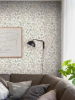 Drømmer du om et lyst og harmonisk hjem? Kjøp Sigrid tapet fra Boråstapeter. Et vakkert, botanisk akvarellmønster som skaper en rolig, nordisk atmosfære.
