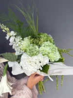Lekker kunstig Amorgos blomsterbukett satt sammen av nydelige grønne og hvite blomster. Ser ekte ut!