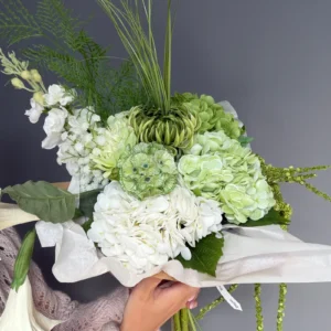 Lekker kunstig Amorgos blomsterbukett satt sammen av nydelige grønne og hvite blomster. Ser ekte ut!
