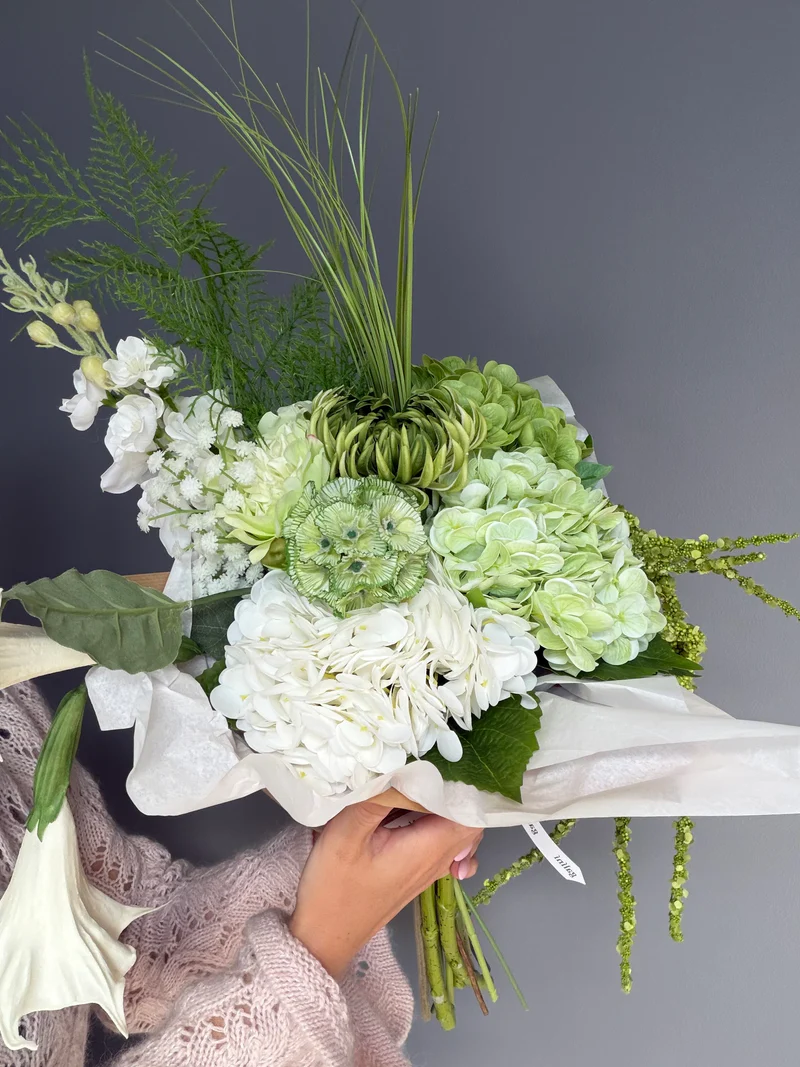 Amorgos bouquet_ Lekker kunstig Amorgos blomsterbukett satt sammen av nydelige grønne og hvite blomster. Ser ekte ut!