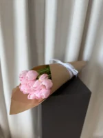 En stor bukett med 20 lyserosa kunstige tulipaner