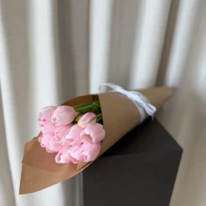 En stor bukett med 20 lyserosa kunstige tulipaner