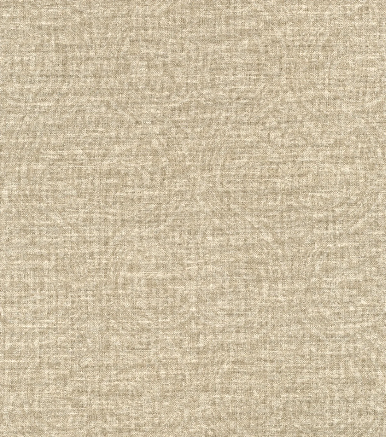 Tapet atelier tissè.Mønsteret viser et klassisk, elegant damask- og ornamentmotiv med symmetriske kurver, blader og sirlige detaljer. Bakgrunnen har en fin, teksturert stoffstruktur som etterligner vevd lin, noe som gir motivet et lunt, rolig og sofistikert uttrykk.