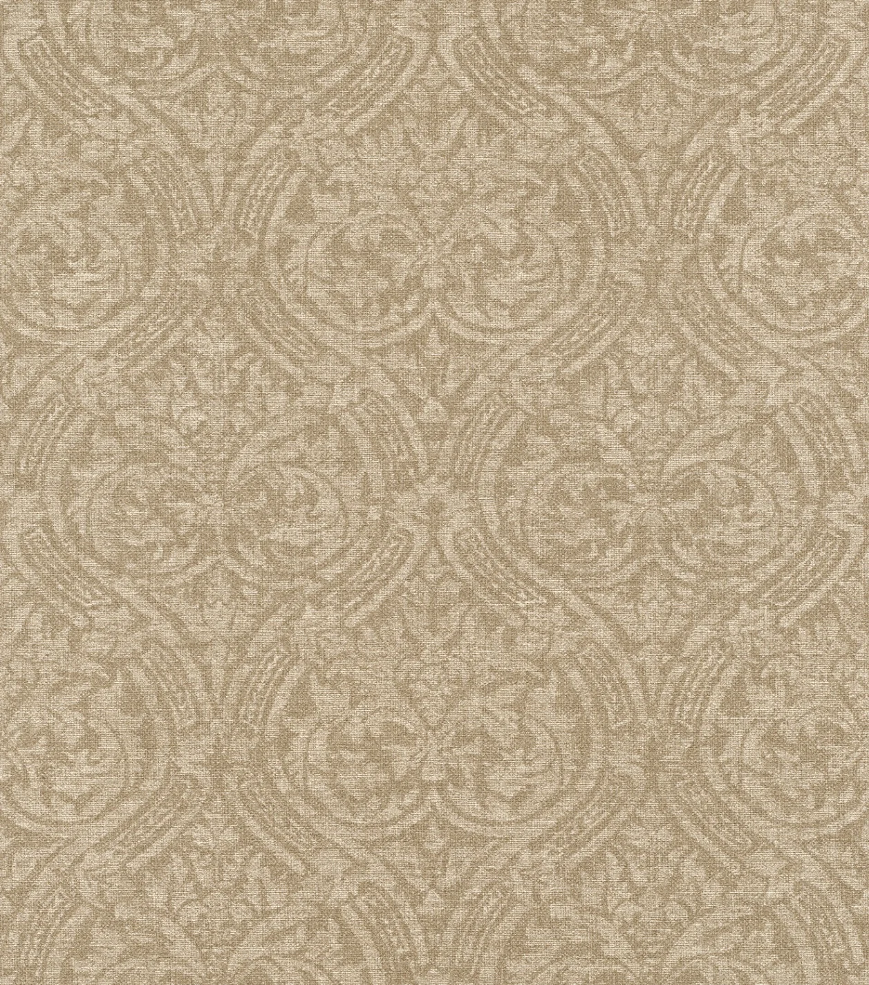 Tapet atelier tissè.Mønsteret viser et klassisk, elegant damask- og ornamentmotiv med symmetriske kurver, blader og sirlige detaljer. Bakgrunnen har en fin, teksturert stoffstruktur som etterligner vevd lin, noe som gir motivet et lunt, rolig og sofistikert uttrykk.