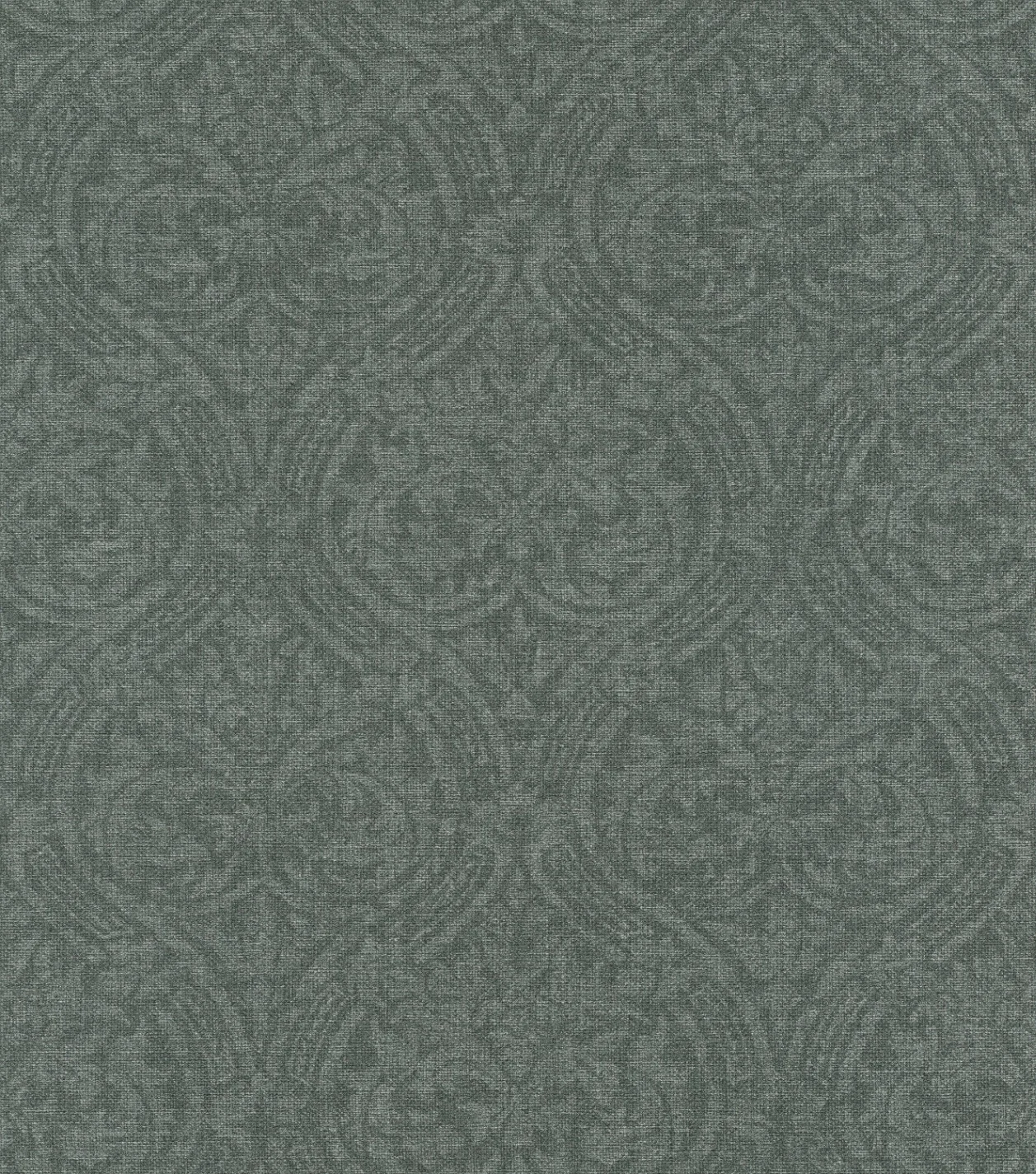 Tapet atelier tissè.Mønsteret viser et klassisk, elegant damask- og ornamentmotiv med symmetriske kurver, blader og sirlige detaljer. Bakgrunnen har en fin, teksturert stoffstruktur som etterligner vevd lin, noe som gir motivet et lunt, rolig og sofistikert uttrykk.