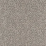 Tapet atelier tissè.Mønsteret viser et klassisk, elegant damask- og ornamentmotiv med symmetriske kurver, blader og sirlige detaljer. Bakgrunnen har en fin, teksturert stoffstruktur som etterligner vevd lin, noe som gir motivet et lunt, rolig og sofistikert uttrykk.