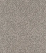 Tapet atelier tissè.Mønsteret viser et klassisk, elegant damask- og ornamentmotiv med symmetriske kurver, blader og sirlige detaljer. Bakgrunnen har en fin, teksturert stoffstruktur som etterligner vevd lin, noe som gir motivet et lunt, rolig og sofistikert uttrykk.