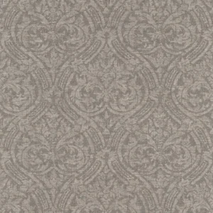 Tapet atelier tissè.Mønsteret viser et klassisk, elegant damask- og ornamentmotiv med symmetriske kurver, blader og sirlige detaljer. Bakgrunnen har en fin, teksturert stoffstruktur som etterligner vevd lin, noe som gir motivet et lunt, rolig og sofistikert uttrykk.
