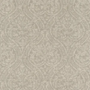 Tapet atelier tissè.Mønsteret viser et klassisk, elegant damask- og ornamentmotiv med symmetriske kurver, blader og sirlige detaljer. Bakgrunnen har en fin, teksturert stoffstruktur som etterligner vevd lin, noe som gir motivet et lunt, rolig og sofistikert uttrykk.