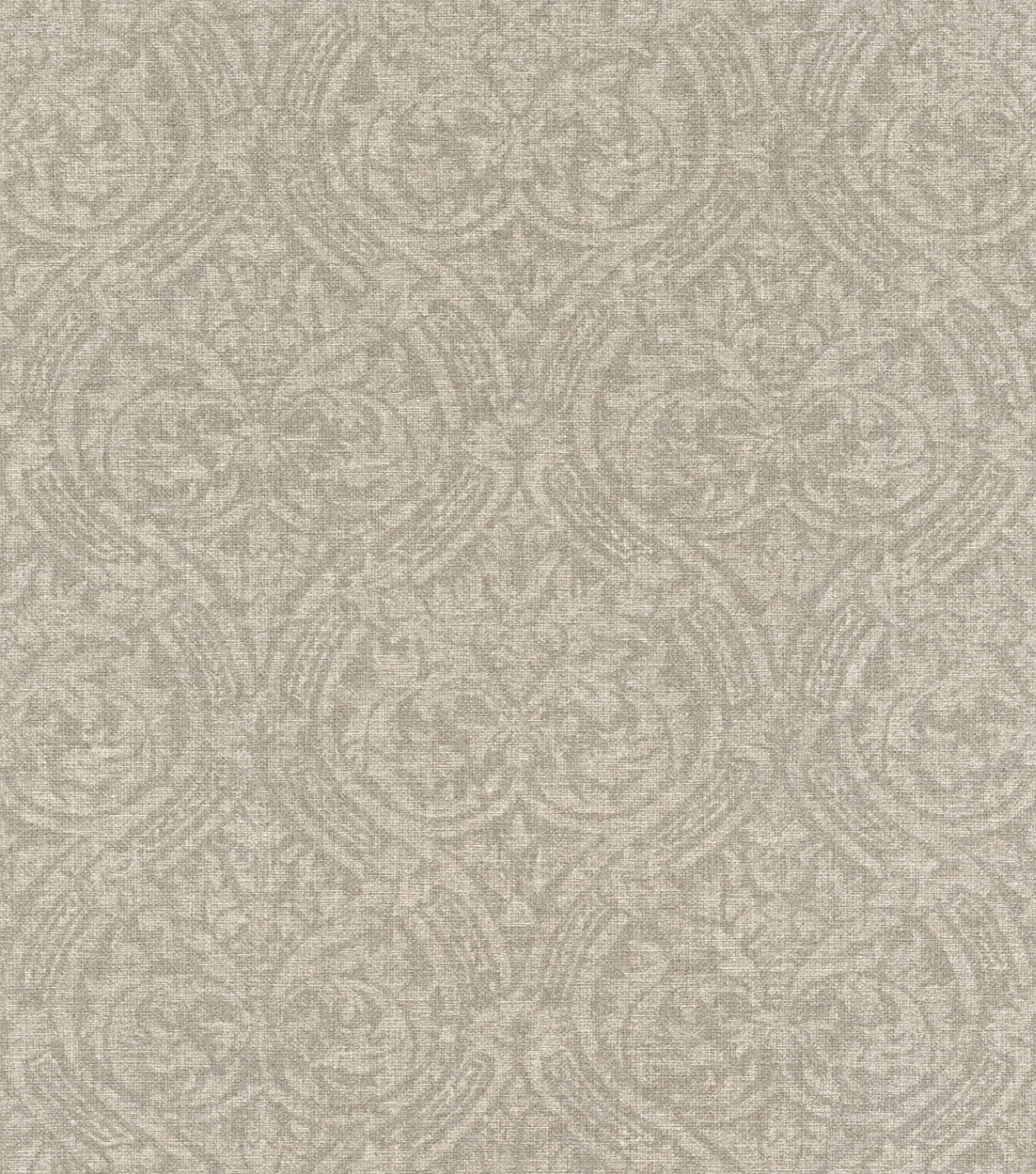 Tapet atelier tissè.Mønsteret viser et klassisk, elegant damask- og ornamentmotiv med symmetriske kurver, blader og sirlige detaljer. Bakgrunnen har en fin, teksturert stoffstruktur som etterligner vevd lin, noe som gir motivet et lunt, rolig og sofistikert uttrykk.