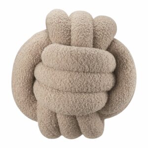 En kuleformet og knyttet pyntepute i fargen fudge-beige, laget av et mykt og flosset tekstil med en tydelig bouclé-struktur.