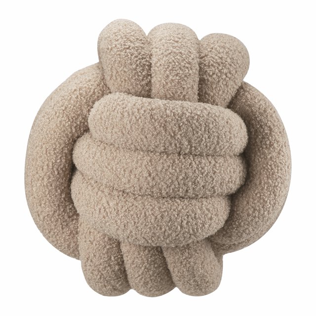 BENTON PUTE M FYLL 30x30 KREM En kuleformet og knyttet pyntepute i fargen fudge-beige, laget av et mykt og flosset tekstil med en tydelig bouclé-struktur.