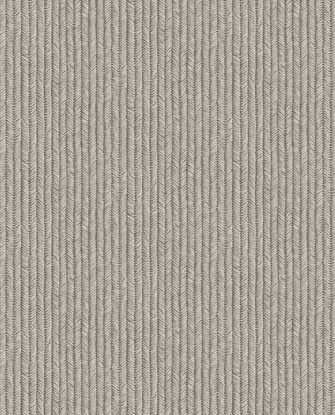 Riviera Maison fibertapet fra Storeys, med et tett, vertikalt mønster av fine striper i en lys beige nyanse som danner en taktil tekstilstruktur.