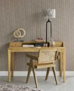 Riviera Maison fibertapet fra Storeys, med et tett, vertikalt mønster av fine striper i en lys beige nyanse som danner en taktil tekstilstruktur.