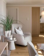 Riviera Maison fibertapet fra Storeys, med et tett, vertikalt mønster av fine striper i en lys beige nyanse som danner en taktil tekstilstruktur.