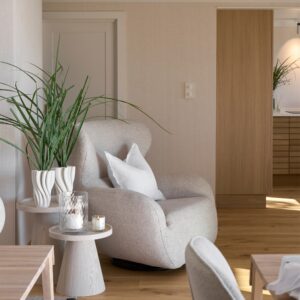 Riviera Maison fibertapet fra Storeys, med et tett, vertikalt mønster av fine striper i en lys beige nyanse som danner en taktil tekstilstruktur.