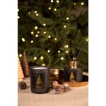 Et elegant julegavesett fra Holmen bestående av et duftlys og duftpinner med svarte trepinner i matt sorte glassbeholdere, pyntet med et gullfarget juletre og teksten God Jul.