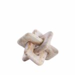 En skulpturell og geometrisk dekorasjonsknute laget av solid marmor i nyanser av beige, sand og lys brun med naturlige marmoreringer.