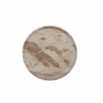 Et rundt serveringsfat i ekte sandfarget marmor med naturlige, slyngende årer og nyanser i beige og lysebrunt, utformet med en lav, polert kant.