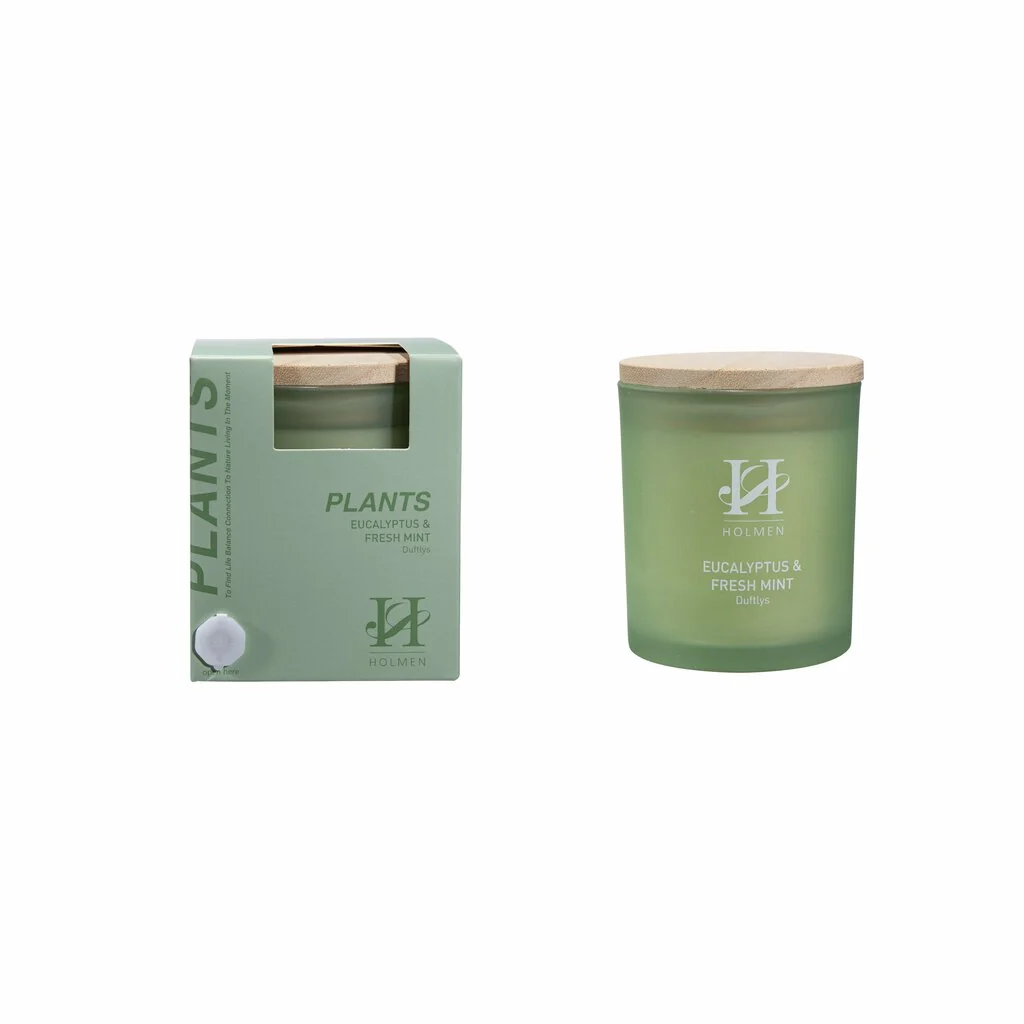 7020629386937 Serene duftlys 190g Eucalyptus og Fresh Mint i en grønn glassbeholder ved siden av den stilrene gaveesken