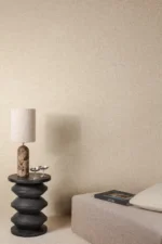 Ensfarget vinyltapet fra Storeys Concept med en grov, naturtro tekstil- og linstruktur.