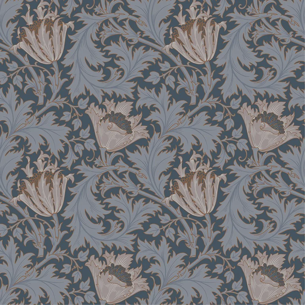 Fibertapet med det klassiske og tidløse "Anemone"-mønsteret designet av William Morris. Motivet preges av store anemoneblomster omslynget av dype akantusblader og mindre bladranker i et repeterende og organisk mønster.